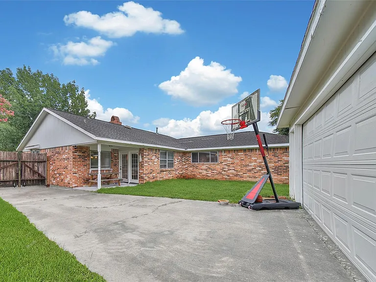 626 Park Knoll Ln — Photo 1