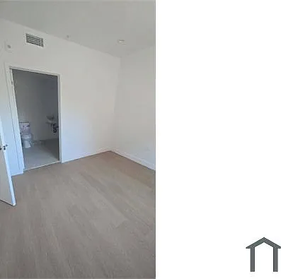 2 bed, 525 sqft, $2,887 — Photo 3