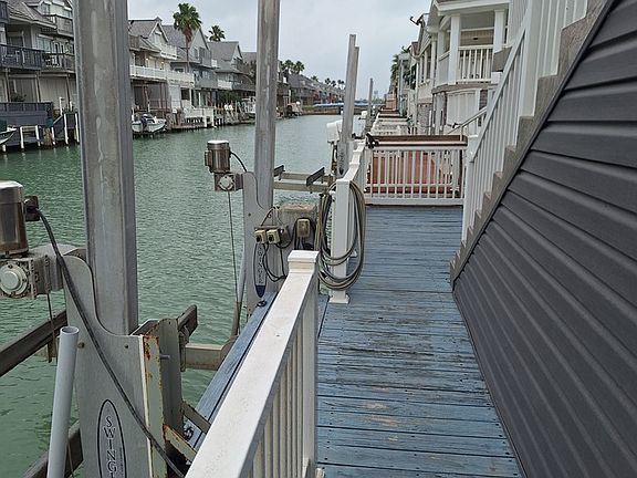 5th image of 805 E Oyster Dr