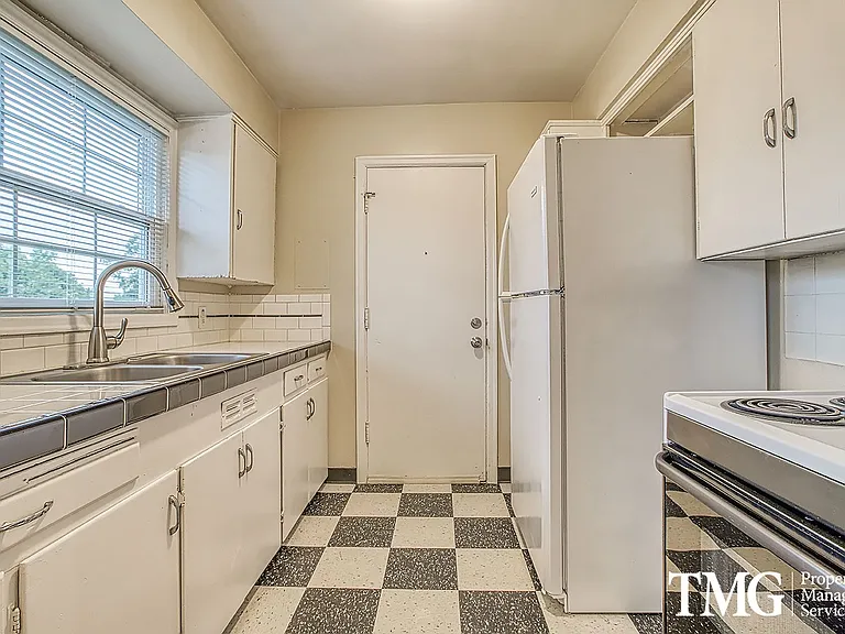 Regency Park Apartments — Photo 2