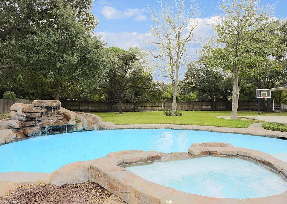 Fantastic 39,680 sq.ft. lot with beautiful mature trees, pool and spa and even a basketball hoop!