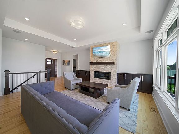3rd image of 1106 W 61st St