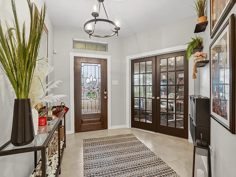 1511 Maple Ridge Dr — Photo 2