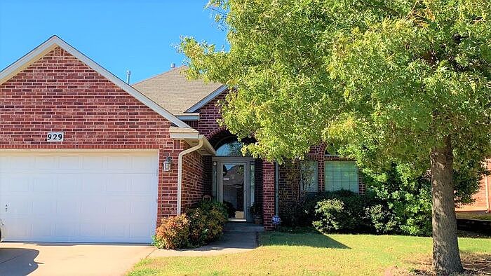 1st image of 929 Oak Creek Dr