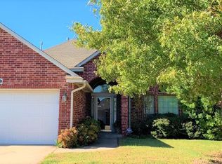 929 Oak Creek Dr, Moore, OK 73160