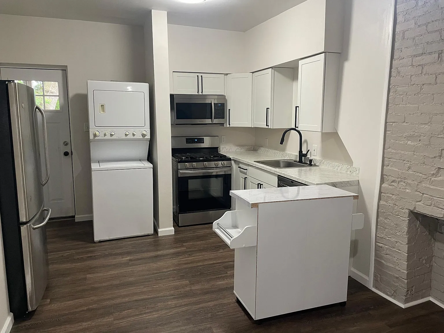 2 bed, 900 sqft, $1,350 — Photo 2