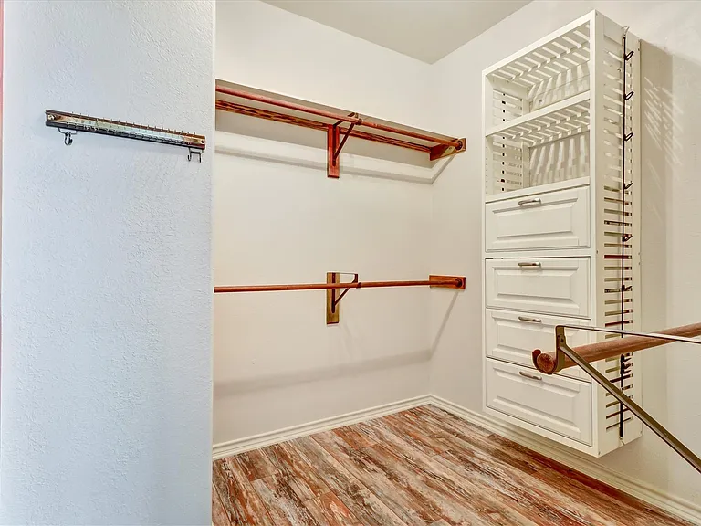 203 Dunkeld Dr — Photo 22