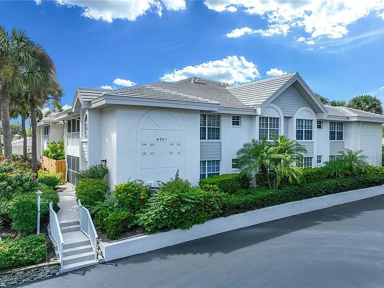 4251 Lake Forest Dr #214 — Photo 4