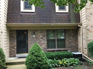 384 Willow Grove Dr, Pewaukee, WI 53072