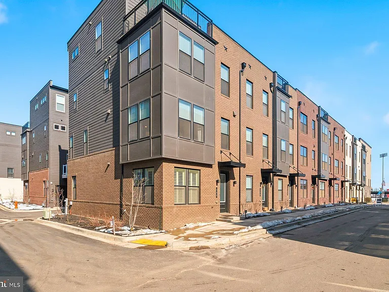100 Glass Ln — Photo 2