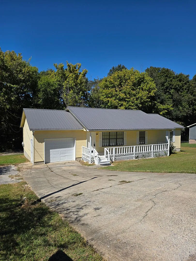 Coming Soon! Don't Miss This 3 Bedroom, 2 Full Baths In Ringgold With Garage, Large Deck — Photo 1