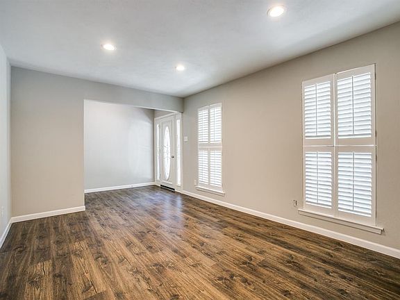 4th image of 326 Somerset Cir