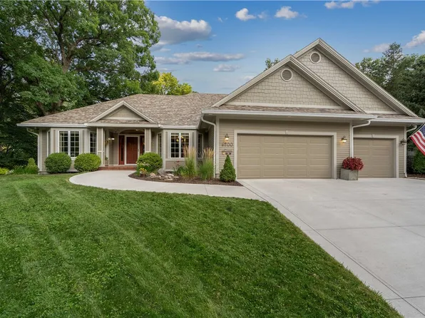 6200 Oakwood Hills Dr, Johnston, IA 50131
