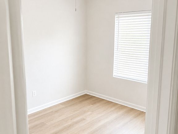 3rd image of 390-396 Millar Ave #390