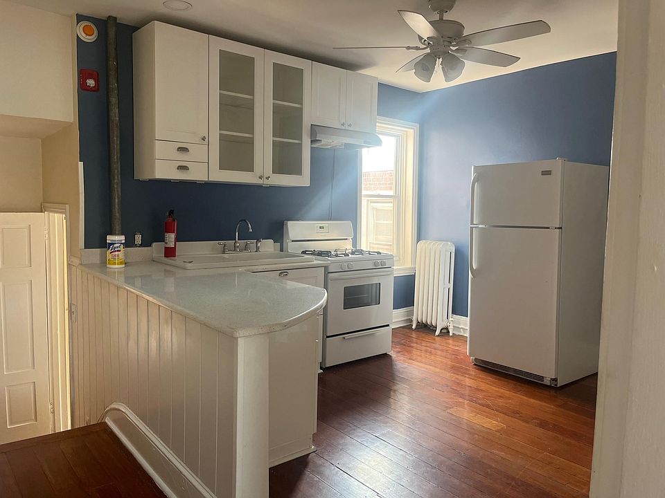 Bright and big eat-in kitchen
