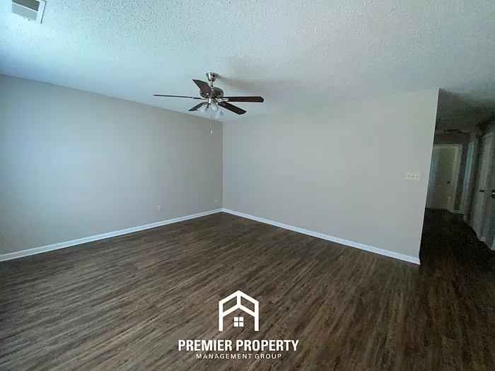 Building Photo - 2584 Parkview Dr