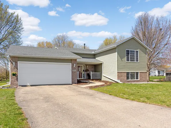 971 Lacy Ct, Belle Plaine, MN 56011