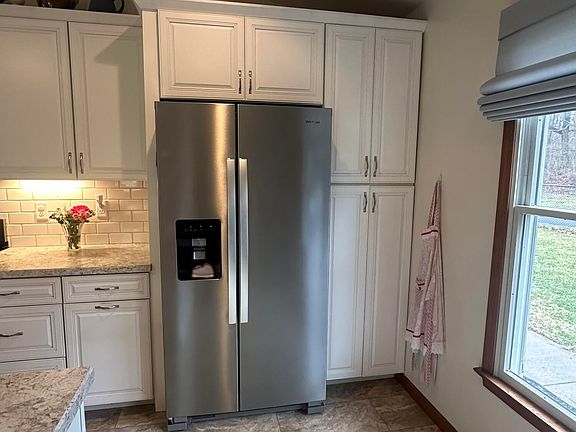 5th image of 4050 River Rd