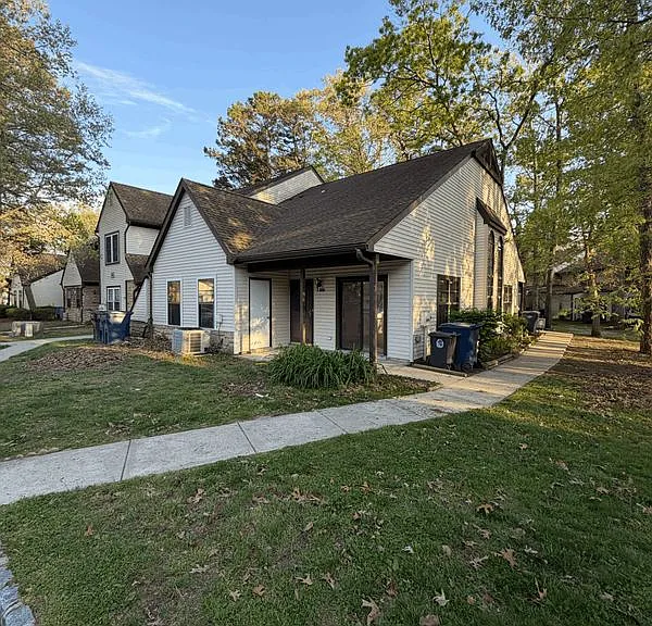 2807 Hawthorn Ct — Photo 1
