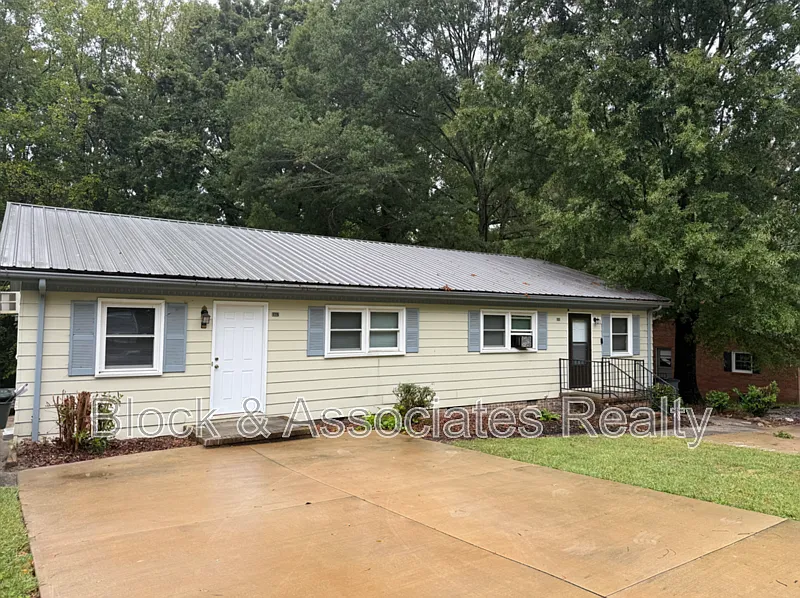 1102 Uwharrie St