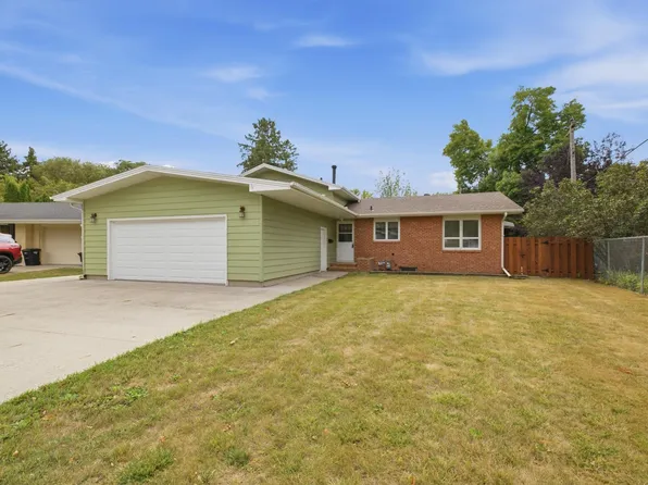 2807 Edgewood Dr N, Fargo, ND 58102