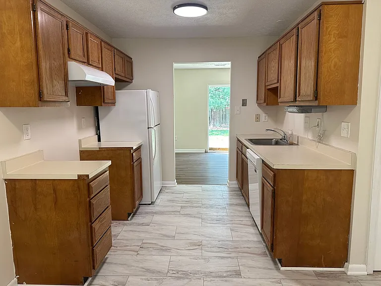 327 Georgetowne Ct — Photo 3