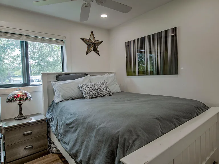2nd bedroom with queen bed