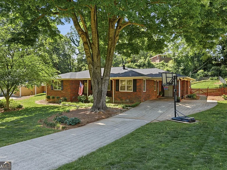 1338 Northwood Cir NE — Photo 2