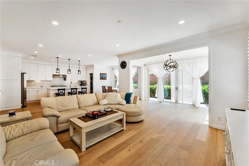 3 bed, 2.5 bath, 2180 sqft, $5,180 — Photo 3