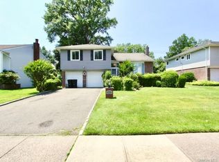 83 Executive Dr, New Hyde Park, NY 11040