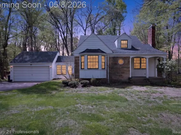 15985 Oak Dr, Livonia, MI 48154