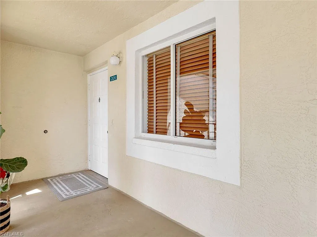3 bed, 2.0 bath, 1199 sqft, $2,500 — Photo 2