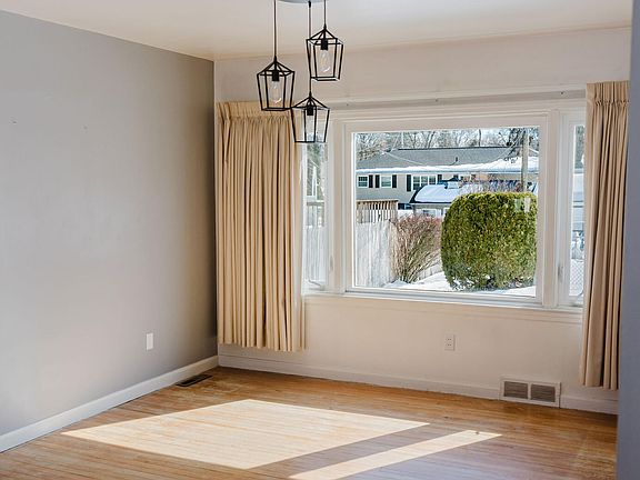 3rd image of 31 Miles Standish Road