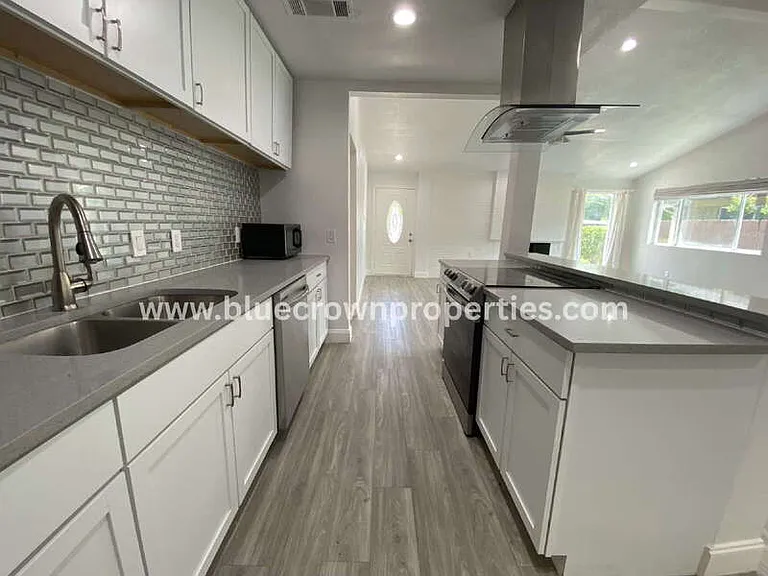 3035 Townsend Dr — Photo 7