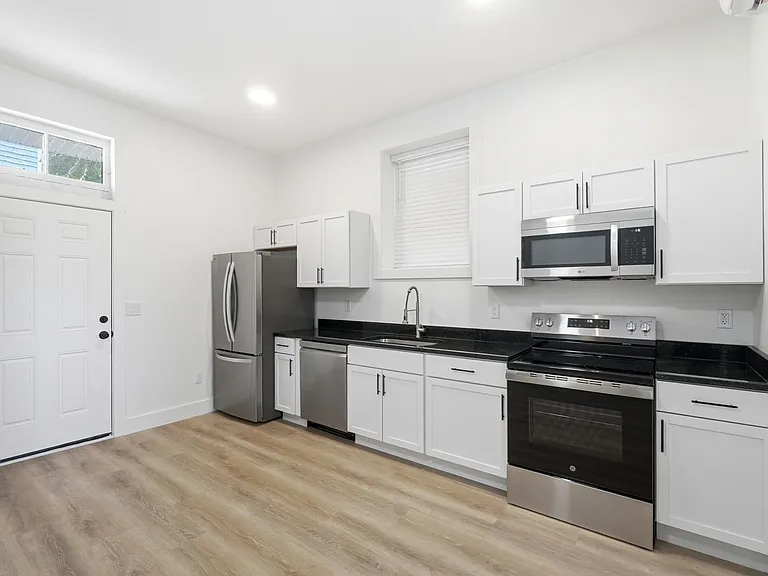 1237 Manss Ave #C — Photo 5
