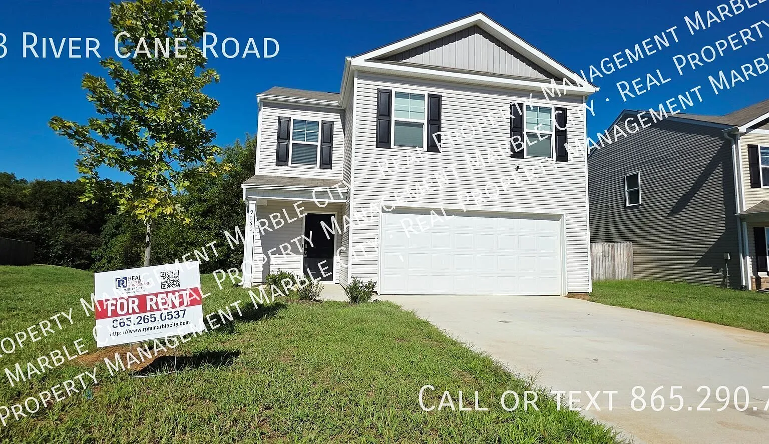 Spacious 3-Bedroom Home with 2-Car Garage in Mascot — Photo 1
