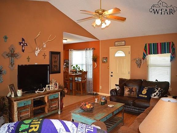3rd image of 601 E Texas Ave