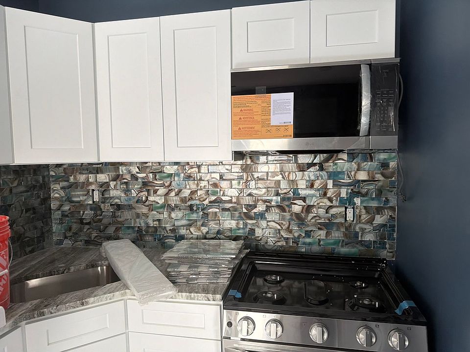 2nd image of 566-568 Hawthorne Ave #1