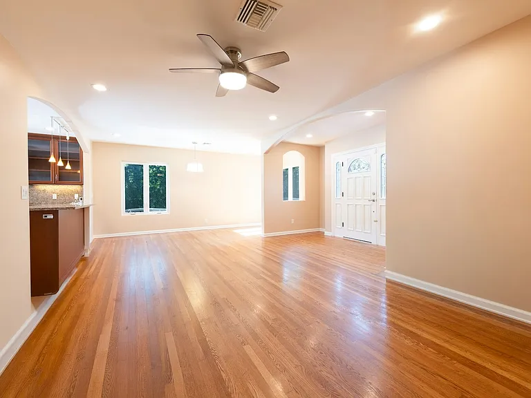 Living Room/Dining Area