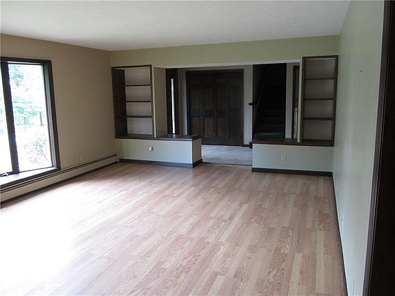 LIVING ROOM WITH 13X7 ENTRY WAY