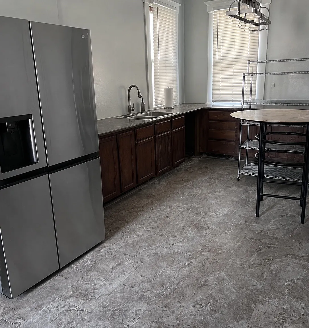 6 bed, 3.5 bath, 4458 sqft, $600 — Photo 3