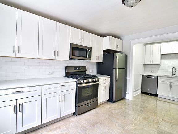 5th image of 924 Farragut St APT E