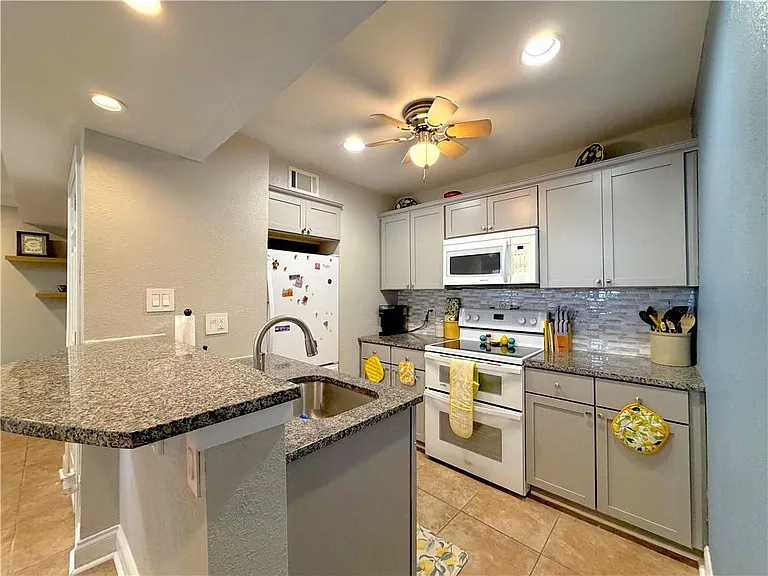 4727 Jarboe St #102 — Photo 8