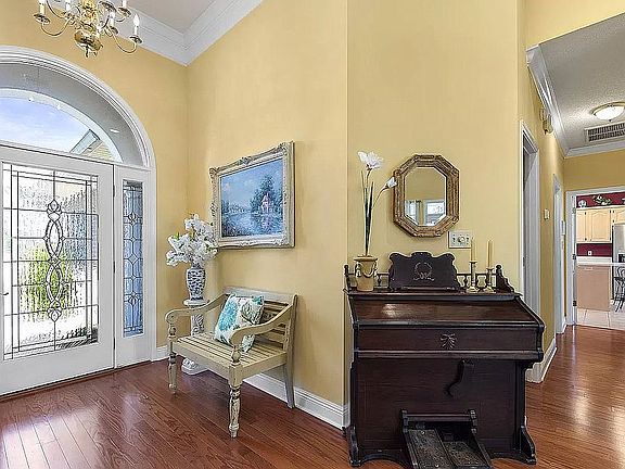 LARGE ENTRY FOYER