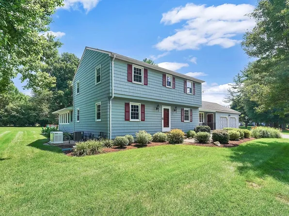 9 Westwood Dr, Wilbraham, MA 01095