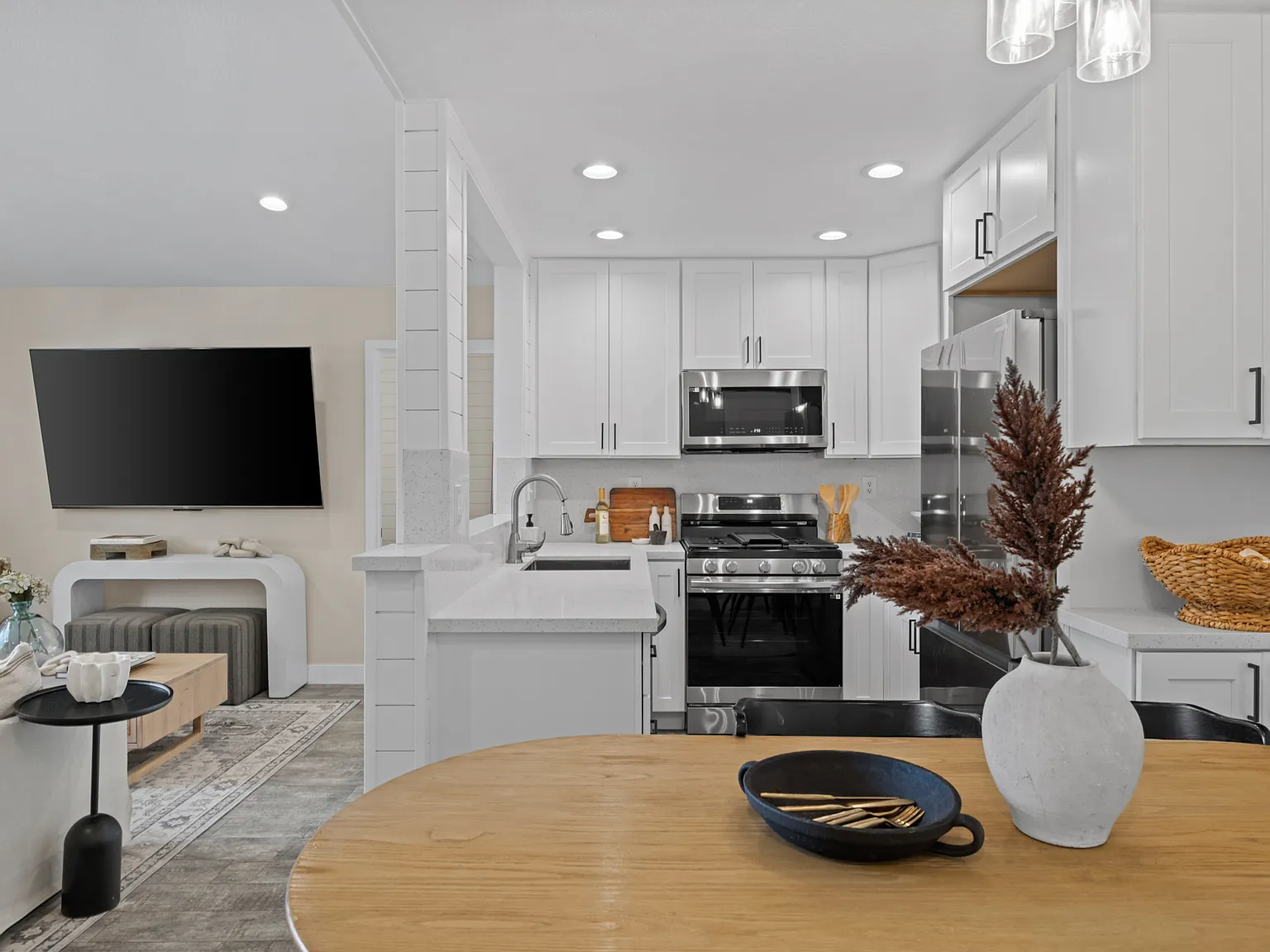2 bed, 737 sqft, $2,950 — Photo 4