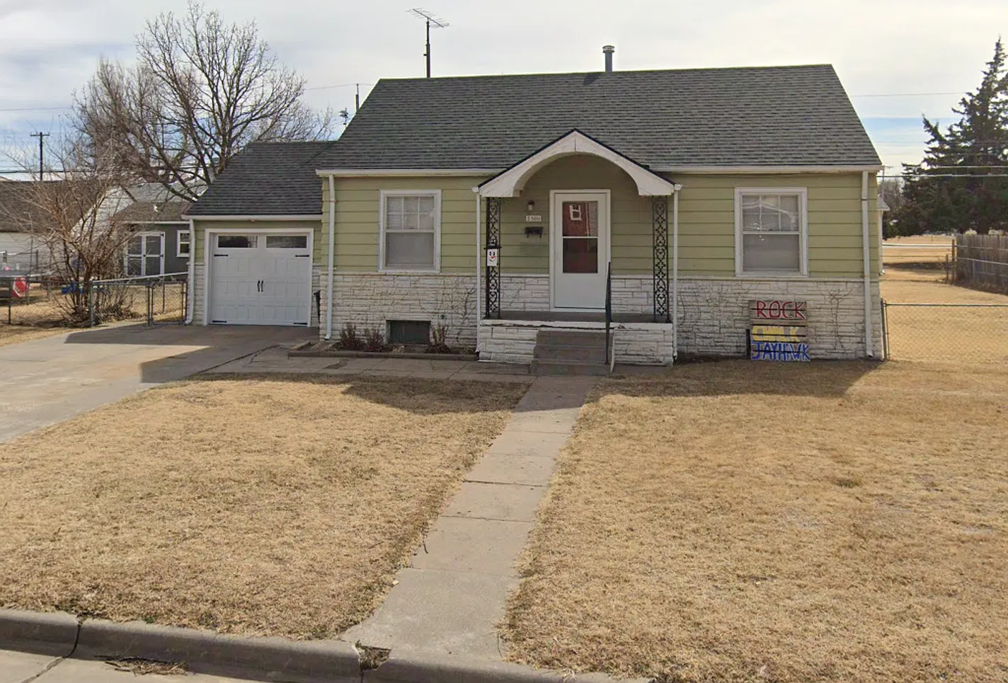 2 Bedroom, 1 Bathroom House with Attached Single Garage — Photo 1