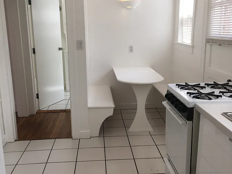 2035 Vista Del Mar Ave #3/4 — Photo 9