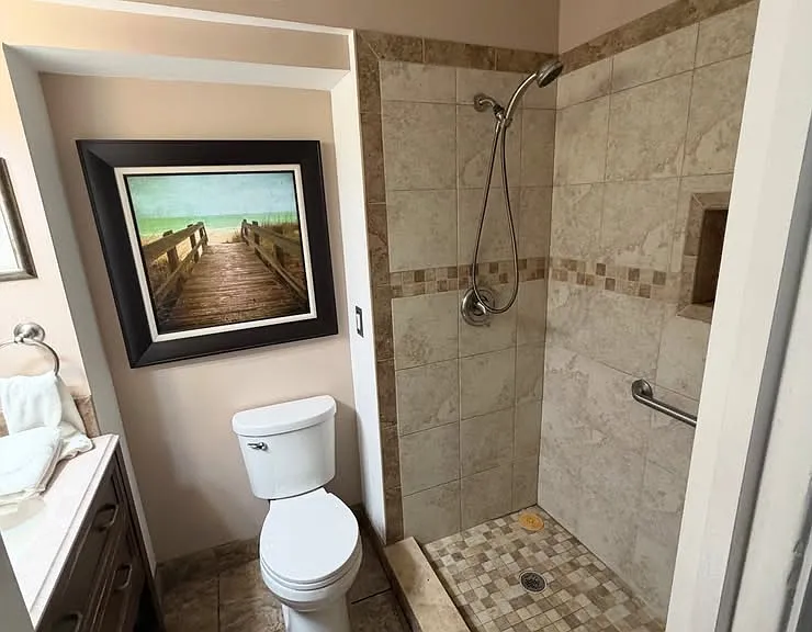 555 N Riverside Dr — Photo 4