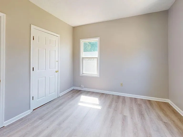 877 Rudyard Rd — Photo 4
